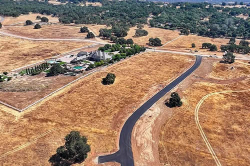 Vineyards at El Dorado Hills: 42 1-acre lots located a gated community situated on 118 acres of gentle rolling topography.